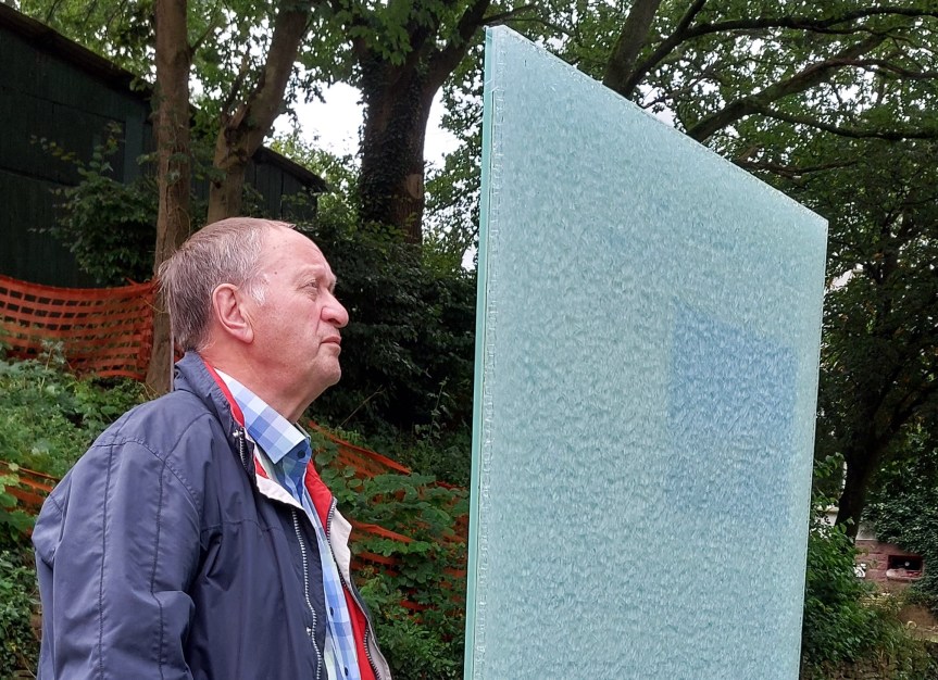 Erneut Glasstele beschädigt